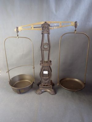 une image représentant une balance posée sur une table