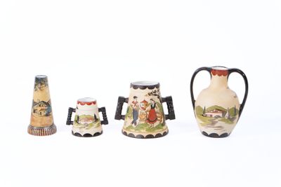 Plusieurs types de vases sont alignés sur une surface blanche