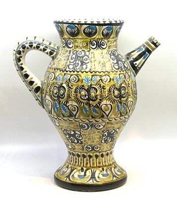un vase posé sur une surface blanche