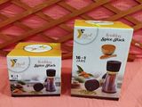deux cartons de jus d'orange sont posés l'un à côté de l'autre sur un lit