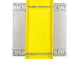 un gros plan d'un objet jaune et blanc sur fond blanc
