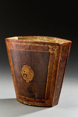 un vieux vase marron orné d'un lion, posé sur une table