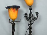 paire de lampes de style Art nouveau montées sur un socle en bois, avec des abat-jours en verre orange