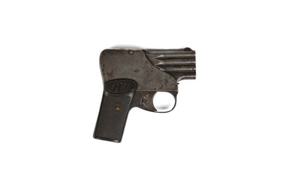 un vieux fusil sur une surface blanche avec un fond blanc