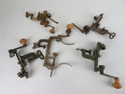 Plusieurs types d'outils sont posés sur une surface blanche