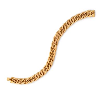 un bracelet en or avec un maillon martelé sur fond blanc