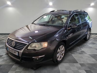 une photo d'une Volkswagen Passat garée dans un garage