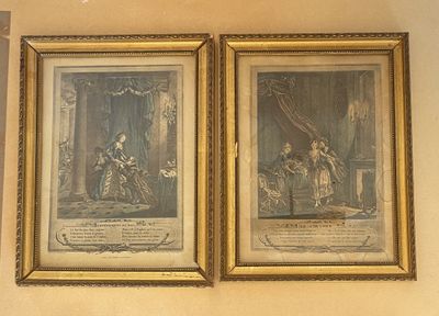 deux tableaux encadrés sur le mur d'une pièce