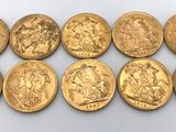 un groupe de six pièces d'or posées sur une surface blanche