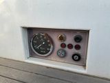 une photo en gros plan d'une horloge sur un bateau