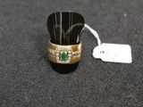 une bague en or sertie d'une pierre verte, avec une étiquette de prix