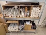 de nombreux rouleaux de plastique posés sur une étagère dans une pièce