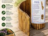 un gros plan sur un rouleau de baguettes en bambou posé sur une table en bois