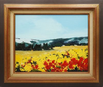 une peinture à l'huile représentant un champ de fleurs avec des collines en arrière-plan