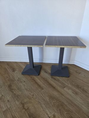 7 tables carrées. 2 en l'état.