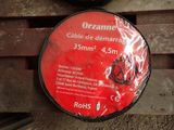 un câble rouge posé sur une palette en bois
