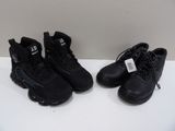 deux paires de chaussures de course noires sont posées sur une surface blanche