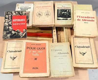 plusieurs vieux livres sont empilés sur une table