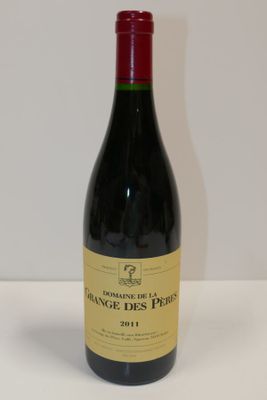 une bouteille de vin posée sur une table