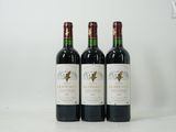 trois bouteilles de vin posées sur une table l'une à côté de l'autre