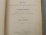 un livre ouvert posé sur une table à côté d'une tasse de café