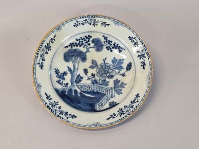DELFT Plat en faïence de grand feu à décor en camaïeu à la b…