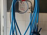 un tuyau bleu raccordé à un évier
