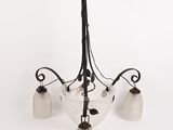 lustre en fer forgé avec cinq abat-jours en verre