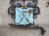 a blue plaque on the ground next to an old key