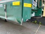 un bus vert garé sur le bord de la route