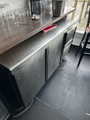 un comptoir en métal sur lequel sont posés plusieurs verres