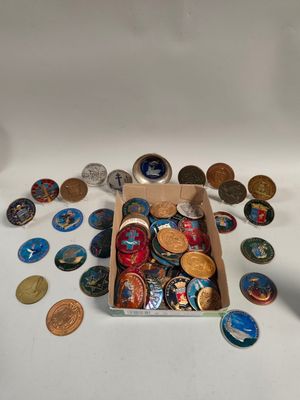 une boîte remplie de pièces de monnaie posée sur une table