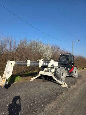 un tracteur qui s'est renversé sur le bord de la route