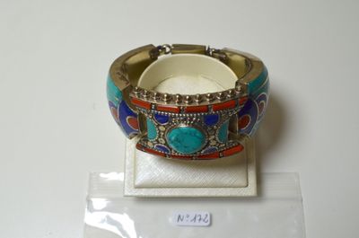 une photo d'un bracelet coloré posé sur une surface blanche