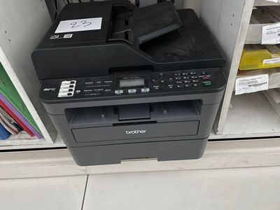 une imprimante installée à l'intérieur d'une armoire