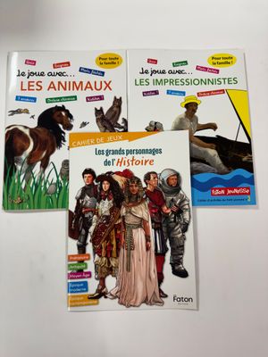 trois livres pour enfants posés sur une table blanche, avec un cheval et un chien