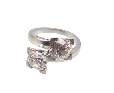 une paire de deux bagues en diamant sur fond blanc