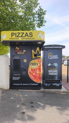 deux distributeurs automatiques situés au bord de la route
