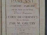 un vieux livre écrit posé sur une table