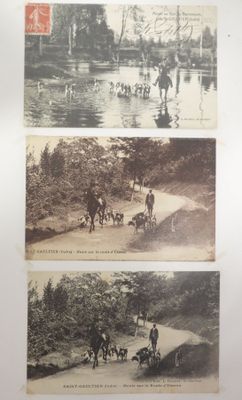 deux vieilles cartes postales représentant des personnes et des chiens au bord d'une rivière