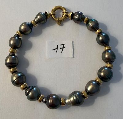 un gros plan d'un bracelet posé sur une table, avec une étiquette
