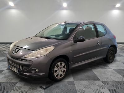 la voiture grise est garée sur un sol en damier dans le garage