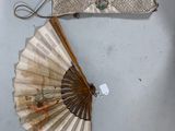 un petit ventilateur et un petit couteau posés sur une table