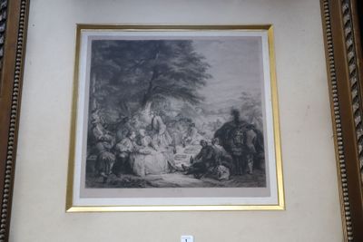 tableau encadré représentant un groupe de personnes dans un décor boisé