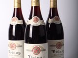 trois bouteilles de vin posées sur une table l'une à côté de l'autre