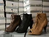 Plusieurs paires de chaussures pour femmes sont exposées dans un magasin de chaussures.