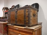 un coffre en bois posé sur une commode