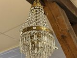 un lustre suspendu au plafond d'une pièce