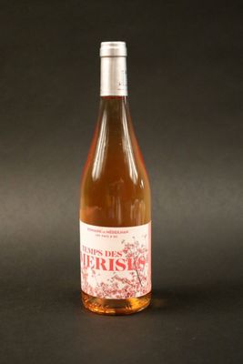 une bouteille de vin posée sur une table