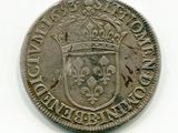 une vieille pièce de monnaie surmontée d'une couronne, posée sur un fond blanc